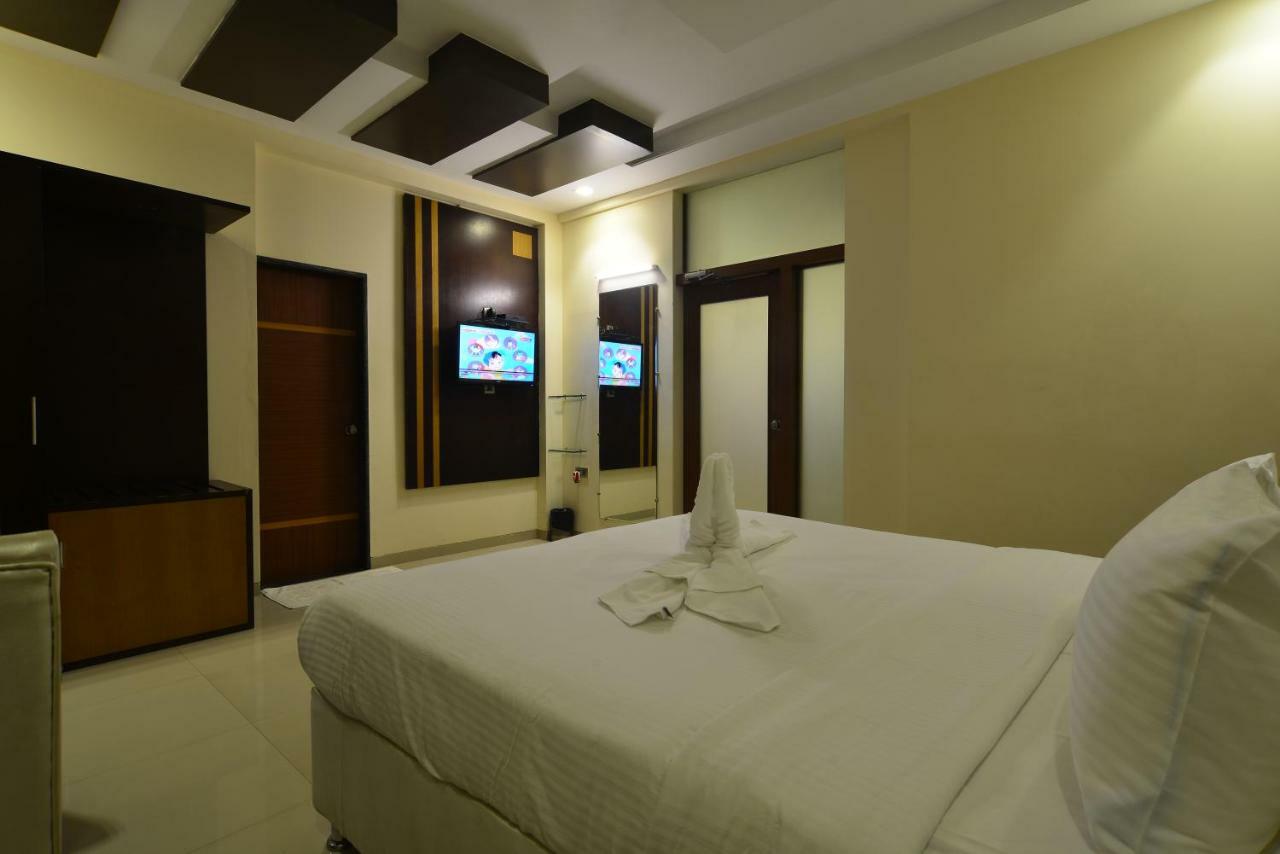 Hotel Jhankar Palace Dhule Exterior foto