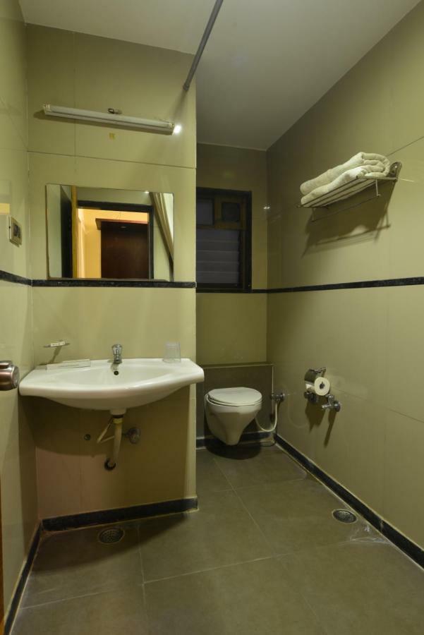 Hotel Jhankar Palace Dhule Exterior foto