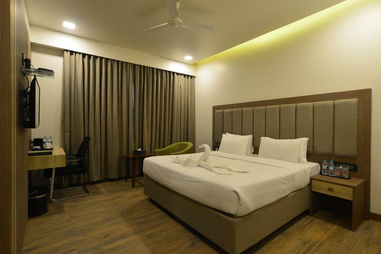 Hotel Jhankar Palace Dhule Exterior foto