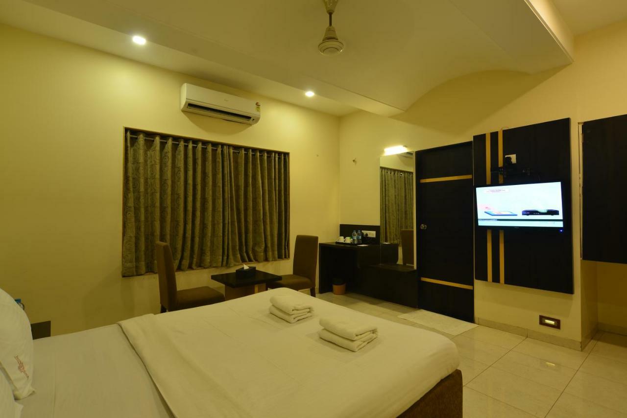 Hotel Jhankar Palace Dhule Exterior foto