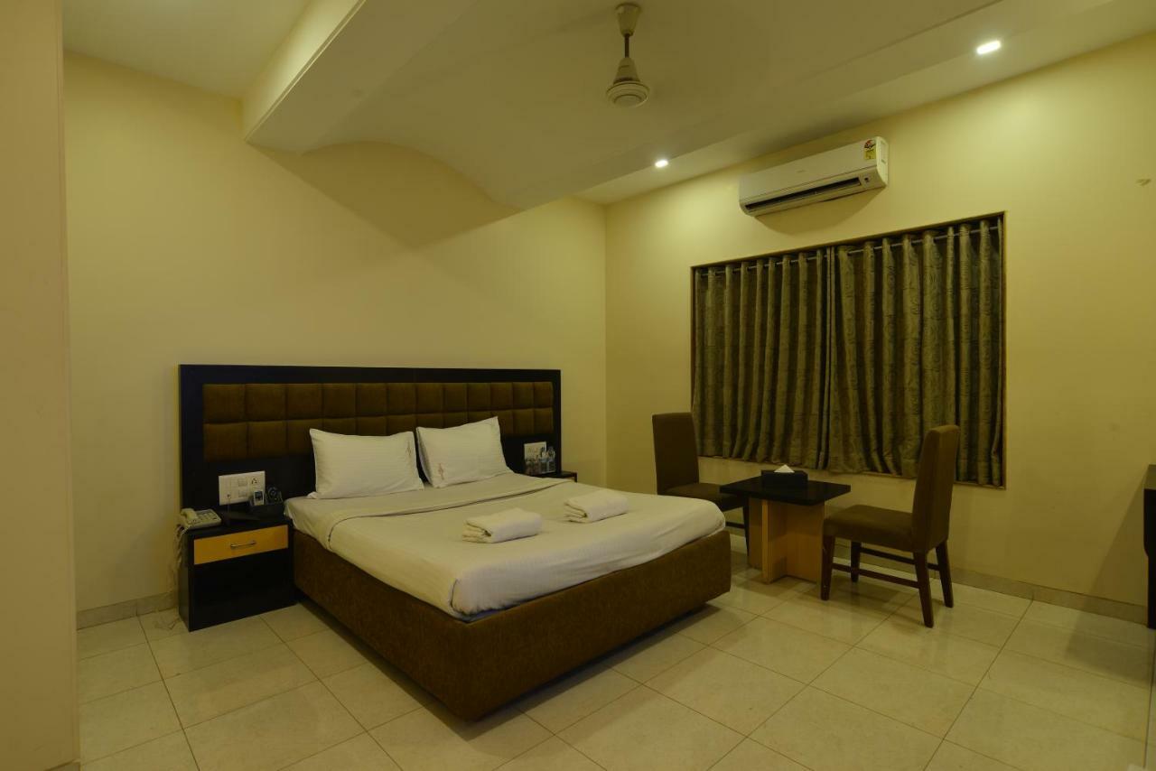 Hotel Jhankar Palace Dhule Exterior foto